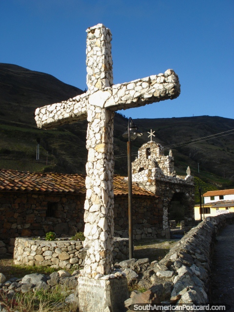 Cruz de pedra, igreja de pedra, cerca de pedra, jardim de pedra, San Rafael, Mérida. (480x640px). Venezuela, América do Sul.