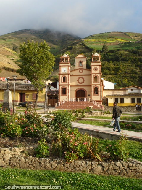 Municipio San Rafael en las tierras altas con plaza y jardines e iglesia, Mrida. (480x640px). Venezuela, Sudamerica.