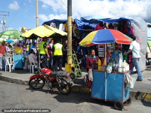 Escena colorida de la calle en Mrida con los mercados y las bebidas fras en pie. (640x480px). Venezuela, Sudamerica.