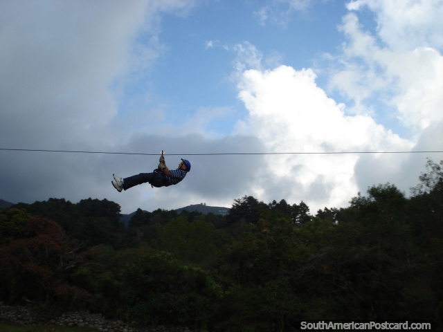 El vuelo horizontal en el trapecio en los jardines botánicos en Mérida. (640x480px). Venezuela, Sudamerica.