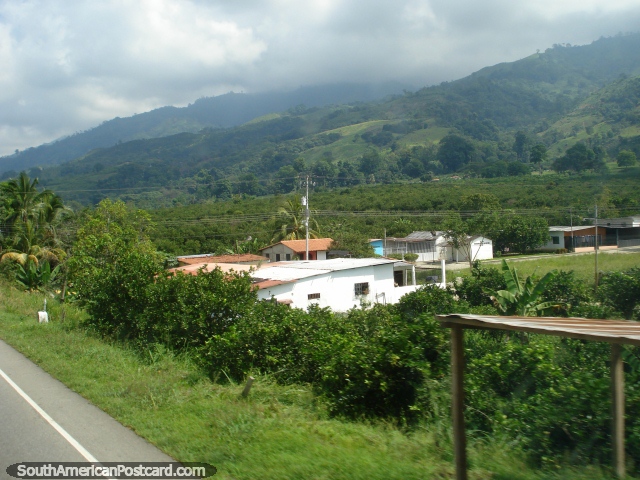Casas y campo entre Mérida y Maracaibo. (640x480px). Venezuela, Sudamerica.