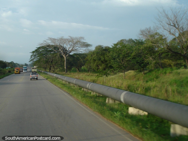 O oleoduto de óleo corre junto do caminho em volta do Lago Maracaibo. (640x480px). Venezuela, América do Sul.