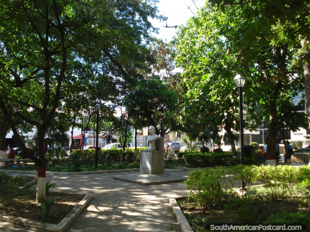 Un parque en Coro central con monumento. (640x480px). Venezuela, Sudamerica.
