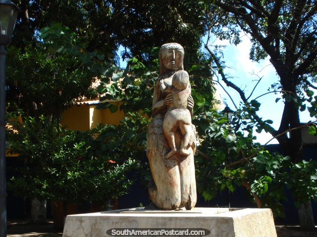 Monumento de una mujer y un niño llamado La India Maria en un parque de Coro. (640x480px). Venezuela, Sudamerica.