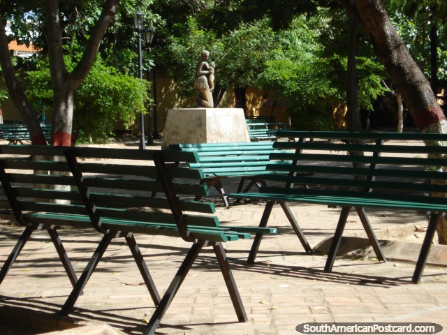 Hay muchos asientos disponibles en este parque en Coro. (640x480px). Venezuela, Sudamerica.