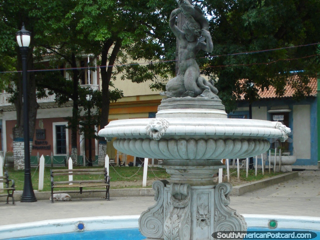 Fuente blanca y de bronce en un parque en Puerto Cabello. (640x480px). Venezuela, Sudamerica.