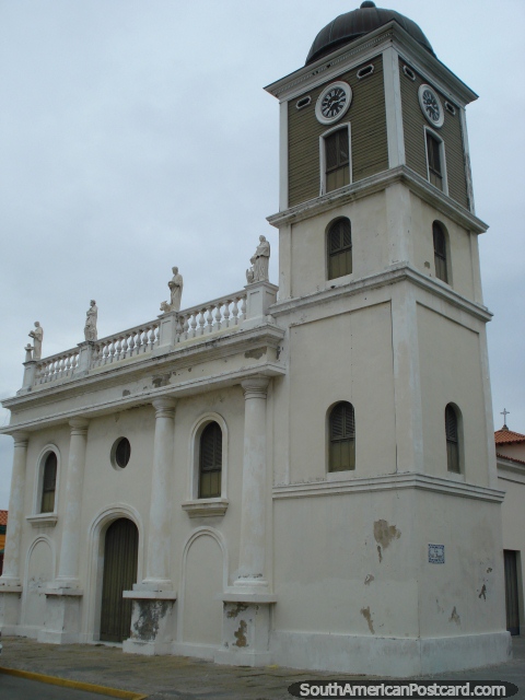 Uma igreja em Porto Cabello com relógios e estátuas brancas. (480x640px). Venezuela, América do Sul.