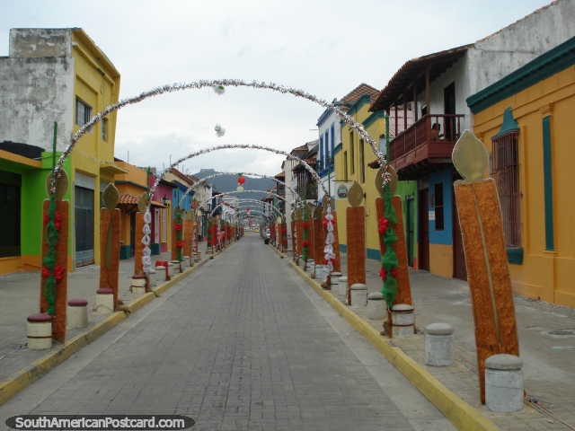 Una calle desierta durante la mañana de años nuevos con Adornos de Navidad en Puerto Cabello. (640x480px). Venezuela, Sudamerica.