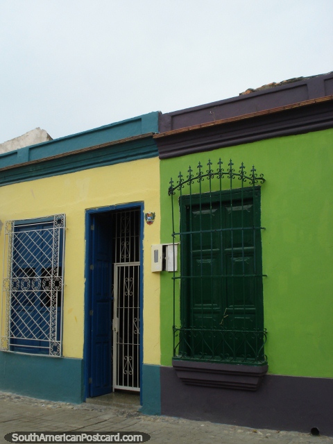 Casas de amarelo e azul, verde e púrpura em Porto Cabello. (480x640px). Venezuela, América do Sul.