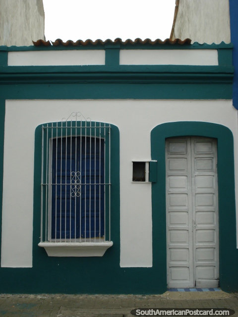 El frente de una casa con trabajo de pintura ordenado en Puerto Cabello. (480x640px). Venezuela, Sudamerica.