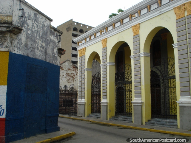 Um enorme palácio no meio de ruas derrelitas em Porto Cabello. (640x480px). Venezuela, América do Sul.