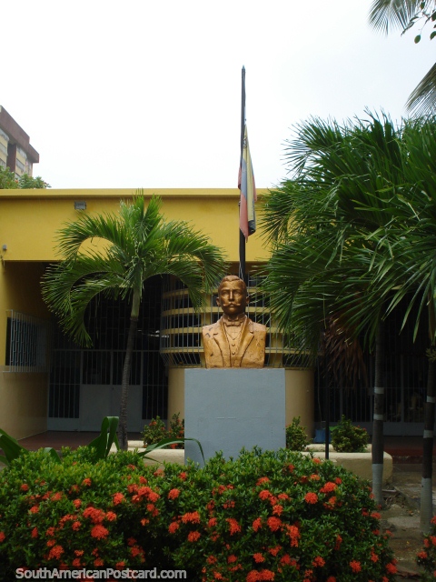 Monumento dourado e flores vermelhas em Porto Cabello. (480x640px). Venezuela, América do Sul.