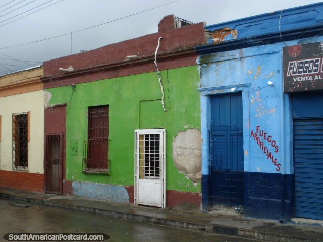 Casas de verde, marrn, azul y naranja en Puerto Cabello. (640x480px). Venezuela, Sudamerica.