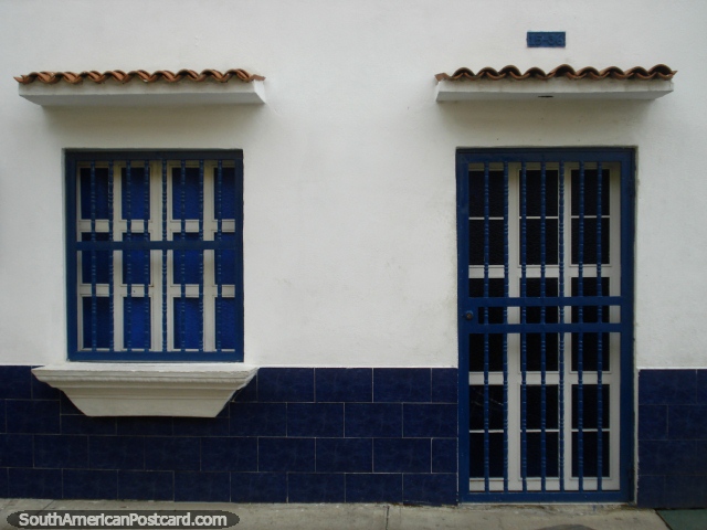 Uma cara dianteira branca e azul arrumada e asseada de uma casa em Porto Cabello. (640x480px). Venezuela, América do Sul.