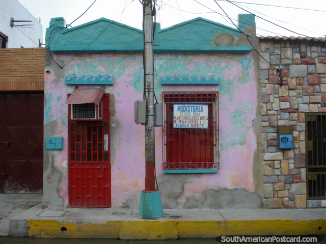Outra pequena casa rosa interessante em Porto Cabello, como algo fora de uma rima de quarto de crianças. (640x480px). Venezuela, América do Sul.
