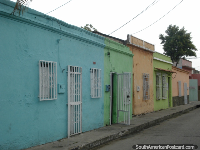 Casas de verde-azulado, verde e laranja em uma rua de Porto Cabello. (640x480px). Venezuela, América do Sul.