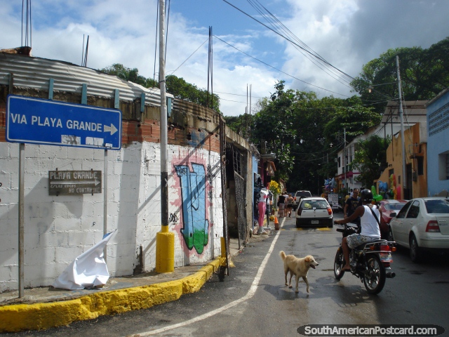 Calle en Puerto Colombia, el signo seala a la Playa Grande. (640x480px). Venezuela, Sudamerica.