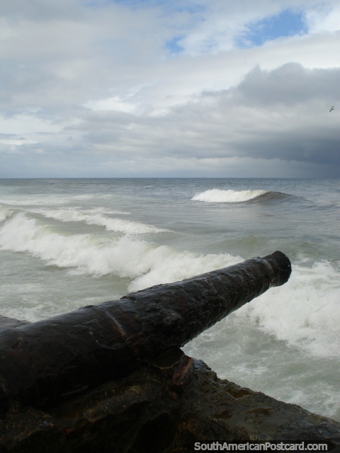 O velho cnone enferrujado indica ao mar na Porto Colmbia. (480x640px). Venezuela, Amrica do Sul.