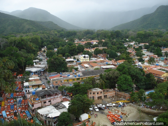 Distrito de Porto Colômbia e vista para as montanhas circundantes de cima. (640x480px). Venezuela, América do Sul.