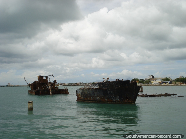 2 ruinas del barco al lado del embarcadero en Punta de Piedras cerca de Porlamar. (640x480px). Venezuela, Sudamerica.