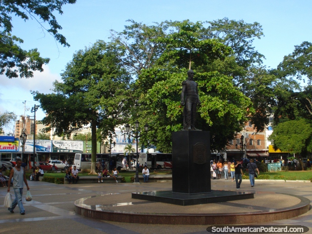 Monumento de Simon Bolivar en Plaza Bolivar en Porlamar central. (640x480px). Venezuela, Sudamerica.