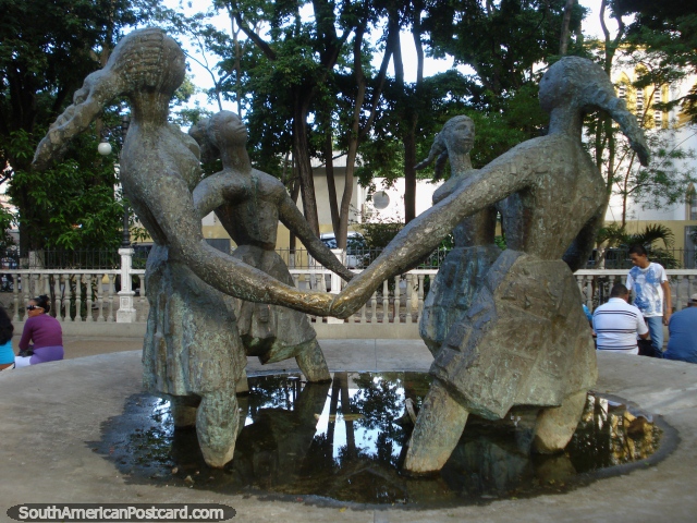 La Ronda por Francisco Narvaez, monumento de 4 mujeres en un círculo sosteniendo manos en Porlamar. (640x480px). Venezuela, Sudamerica.
