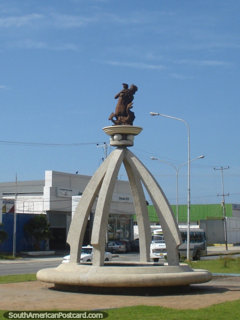 El monumento en medio del camino que le da la bienvenida a Porlamar. (480x640px). Venezuela, Sudamerica.