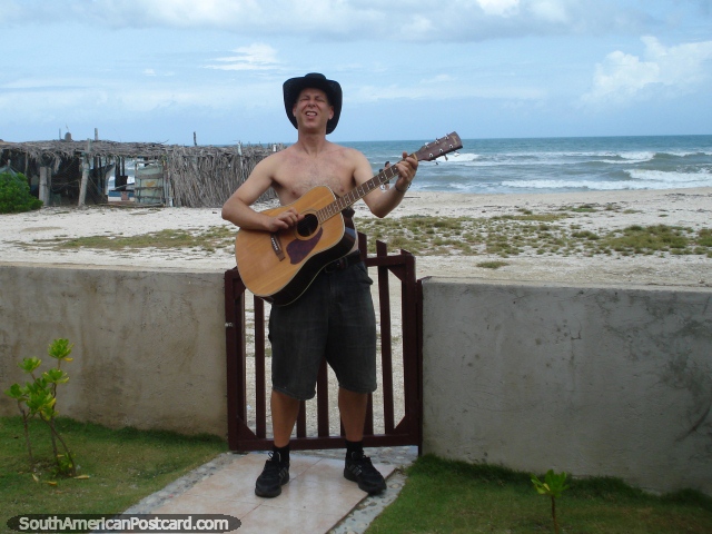 Um camafeu raro de mim tocando o meu violão em La Restinga, Ilha Margarita. (640x480px). Venezuela, América do Sul.