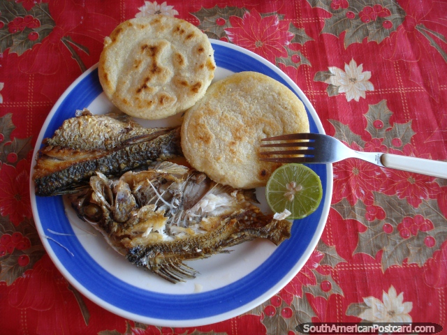 Pescado fresco y un arepa para almuerzo en La Restinga en Isla Margarita. (640x480px). Venezuela, Sudamerica.