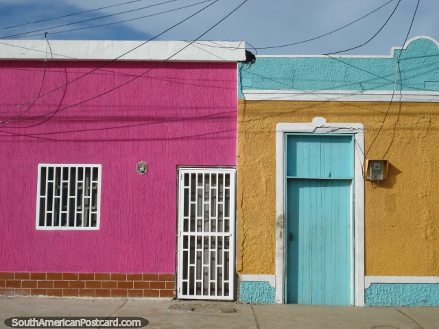 Uma casa de rosa vivo em uma rua colorida em Boca de Rio, Ilha Margarita. (640x480px). Venezuela, Amrica do Sul.