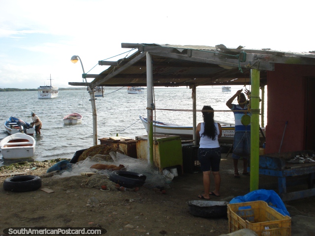 Um abrigo de processamento de peixe na costa na aldeia de pesca de Boca de Rio, Ilha Margarita. (640x480px). Venezuela, América do Sul.