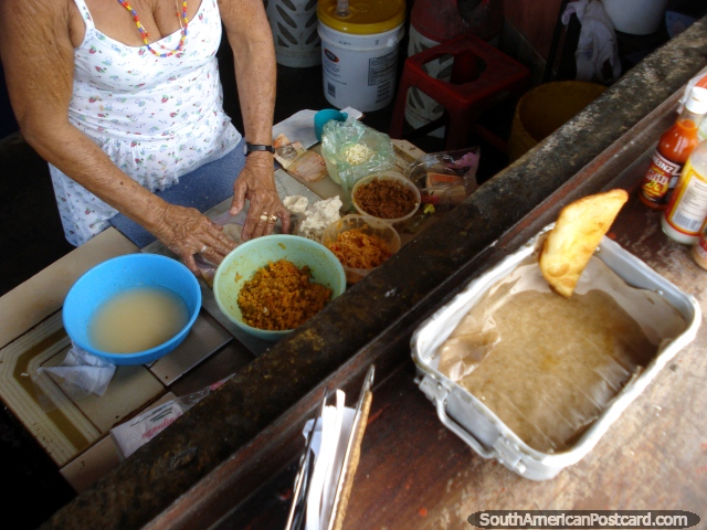 Una mujer prepara el pollo de rechupete Empanadas en el Boca de Rio, Isla Margarita. (640x480px). Venezuela, Sudamerica.