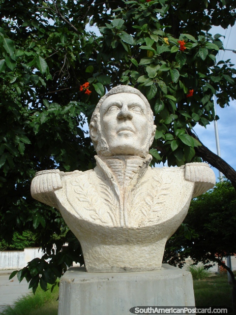 En Robledal oeste lejano en Isla Margarita, plaza y monumento a Antonio Jose de Sucre (1795-1830), lder de independencia. (480x640px). Venezuela, Sudamerica.