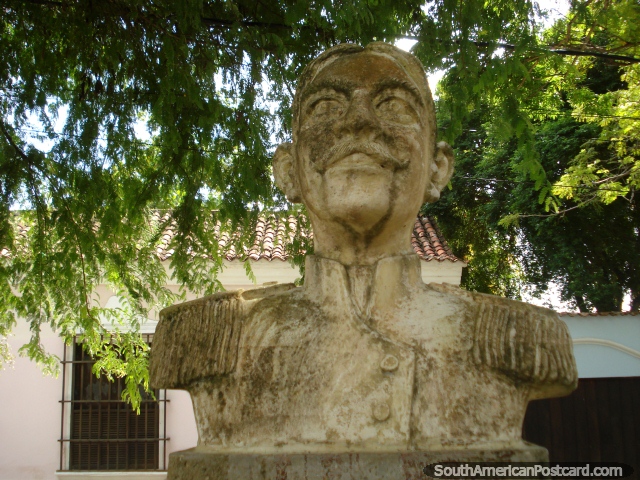 Monumento ao general Jose Maria Garcia Gomez (1841-1917) no parque perto do castelo em Pampatar, Ilha Margarita. (640x480px). Venezuela, América do Sul.