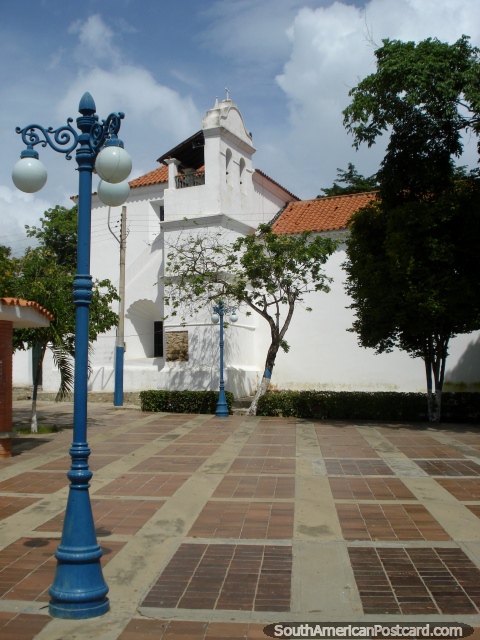 A igreja branca Santisimo Cristo do Buen Viaje em Pampatar em Ilha Margarita. (480x640px). Venezuela, América do Sul.