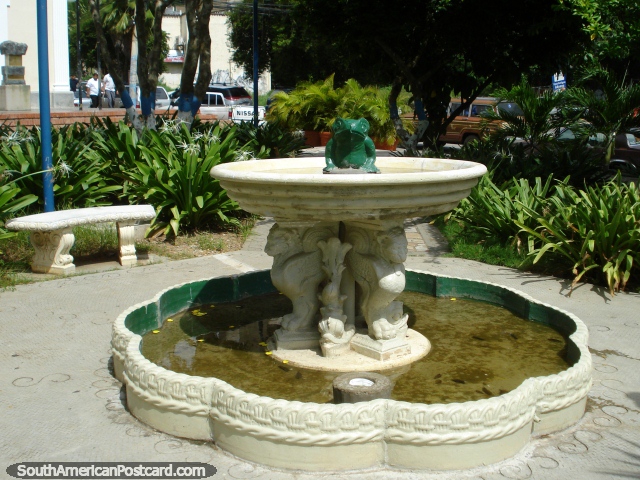 Fuente con rana verde que se sienta encima en Plaza Bolivar en Pampatar, Isla Margarita. (640x480px). Venezuela, Sudamerica.