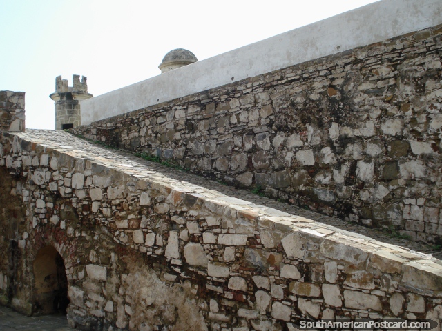Rampa de piedra escarpada que lleva a la cubierta superior de Castillo San Carlos castillo de Borromeo, Pampatar, Isla Margarita. (640x480px). Venezuela, Sudamerica.