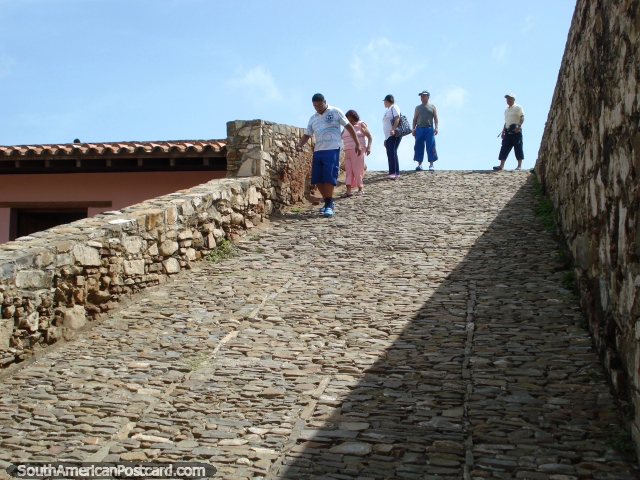 A rampa de pedra ao telhado de Castillo San Carlos de Borromeo em Pampatar, Ilha Margarita. (640x480px). Venezuela, Amrica do Sul.