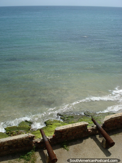 Canon aponta para mar, nïvel de fundo de Castillo San Carlos de Borromeo em Pampatar, Ilha Margarita. (480x640px). Venezuela, América do Sul.