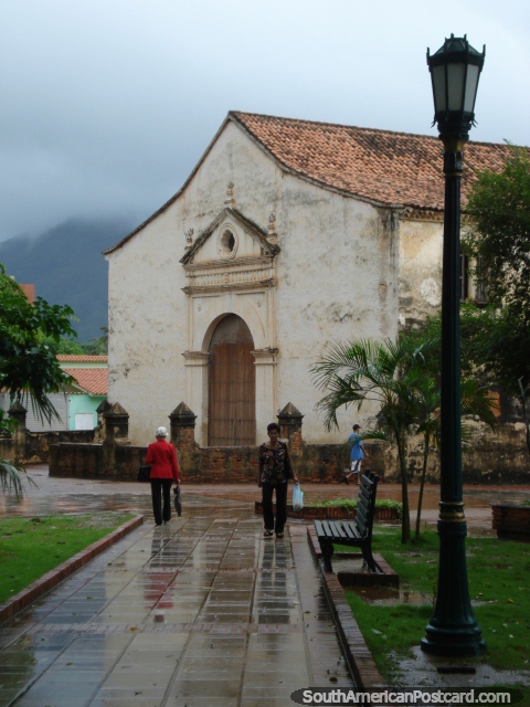 Passarela de pedestres de Praça Bolivar a Catedral de La Asuncion, Ilha Margarita. (480x640px). Venezuela, América do Sul.