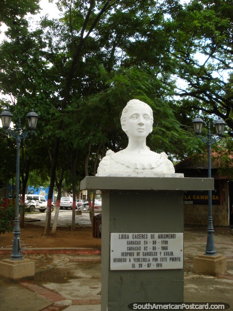 Monumento a herona Luisa Caceres de Arismendi no parque atrs da praia em Juan Griego em Ilha Margarita. (480x640px). Venezuela, Amrica do Sul.