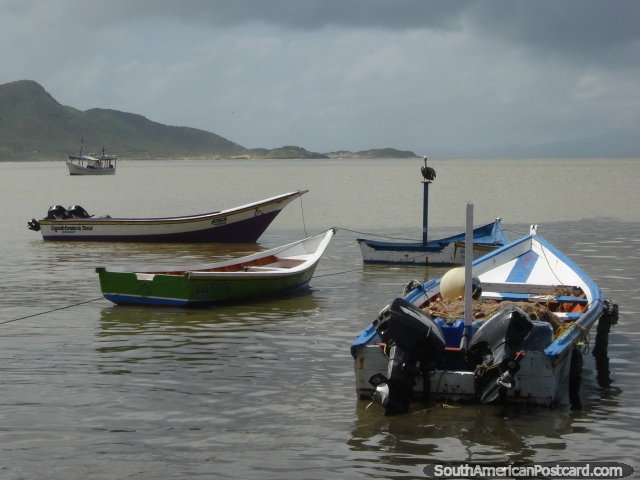 Cena tranquila de pequenos barcos, terra e mar em Juan Griego em Ilha Margarita. (640x480px). Venezuela, América do Sul.