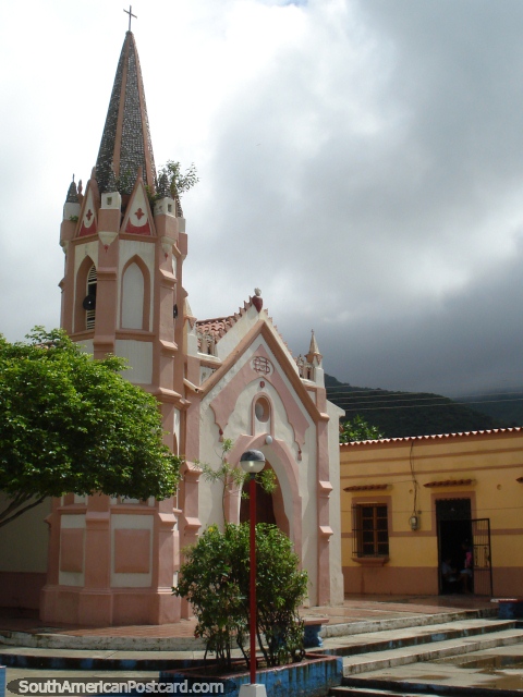 Uma igreja rosa em volta de La Asuncion, Ilha Margarita. (480x640px). Venezuela, Amrica do Sul.
