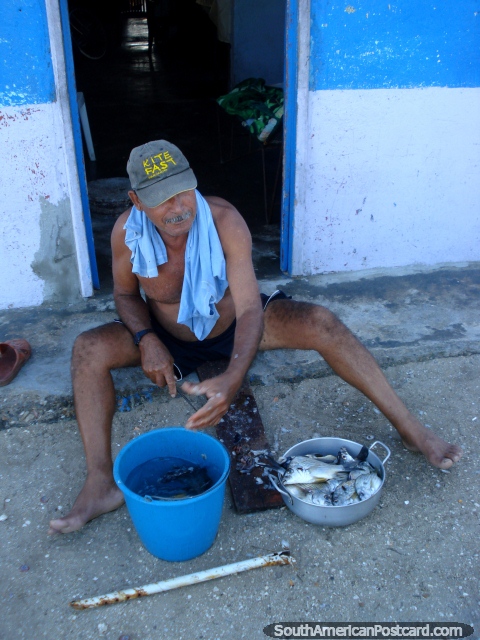 Un pescador local del La Restinga destripa su pescado en Isla Margarita. (480x640px). Venezuela, Sudamerica.