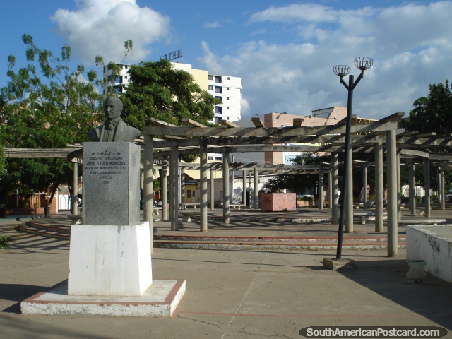 Parque com monumento a Jose Tadeo Monagas (1784-1868), presidente da Venezuela duas vezes a meados dos anos 1800, Porto La Cruz. (640x480px). Venezuela, América do Sul.