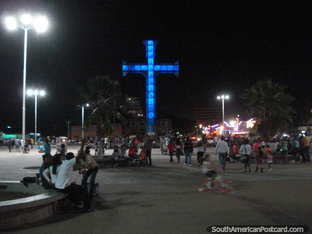 O fim oriental de Colon de Passeio com a enorme cruz que modifica a cor, onde os habitantes locais gostam de patinar, descansando e divertimento, Porto La Cruz. (640x480px). Venezuela, América do Sul.