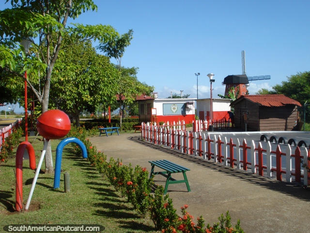 Pirulitos gigantescos e paus de bala e entretenimento em Parque La Navidad em Cidade Guayana. (640x480px). Venezuela, Amrica do Sul.