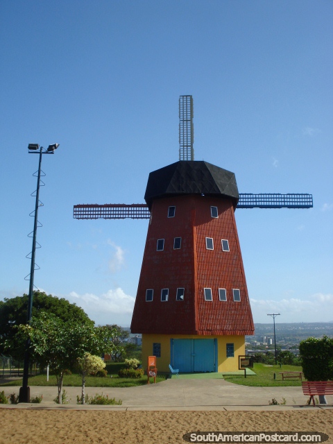 O moinho de vento vermelho em Parque La Navidad em Cidade Guayana. (480x640px). Venezuela, América do Sul.