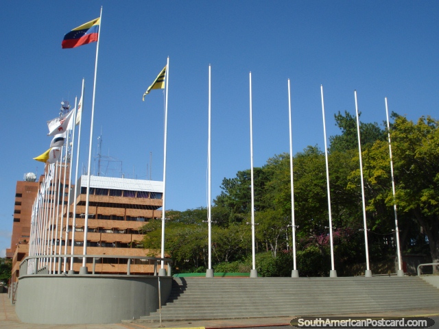 Praça Las Banderas, praça pública de bandeiras em Cidade Guayana. (640x480px). Venezuela, América do Sul.