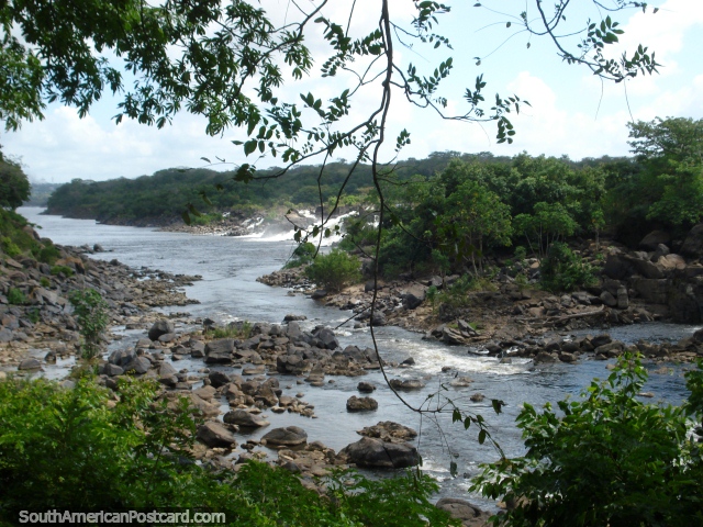 O leito fluvial rochoso de Rio Caroni examina de Parque Cachamay, Cidade Guayana. (640x480px). Venezuela, América do Sul.